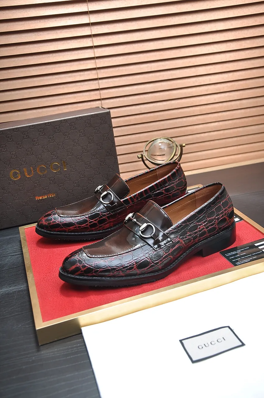 Men's shoes💰460💶Italy's top luxury men's shoe giant [GUCCI] has arrived in new style🍃Original European style🔰 Pleasant to the eye😍In order to make the shoes more durable and non-deformable🌀The production continues to follow traditional methods but there is still no lack of innovation💪The original sheepskin is chosen for the leather♻Smooth, natural and extra bright⭐Made of imported cowhide, the first choice of the rich 38-45 (45 customized)